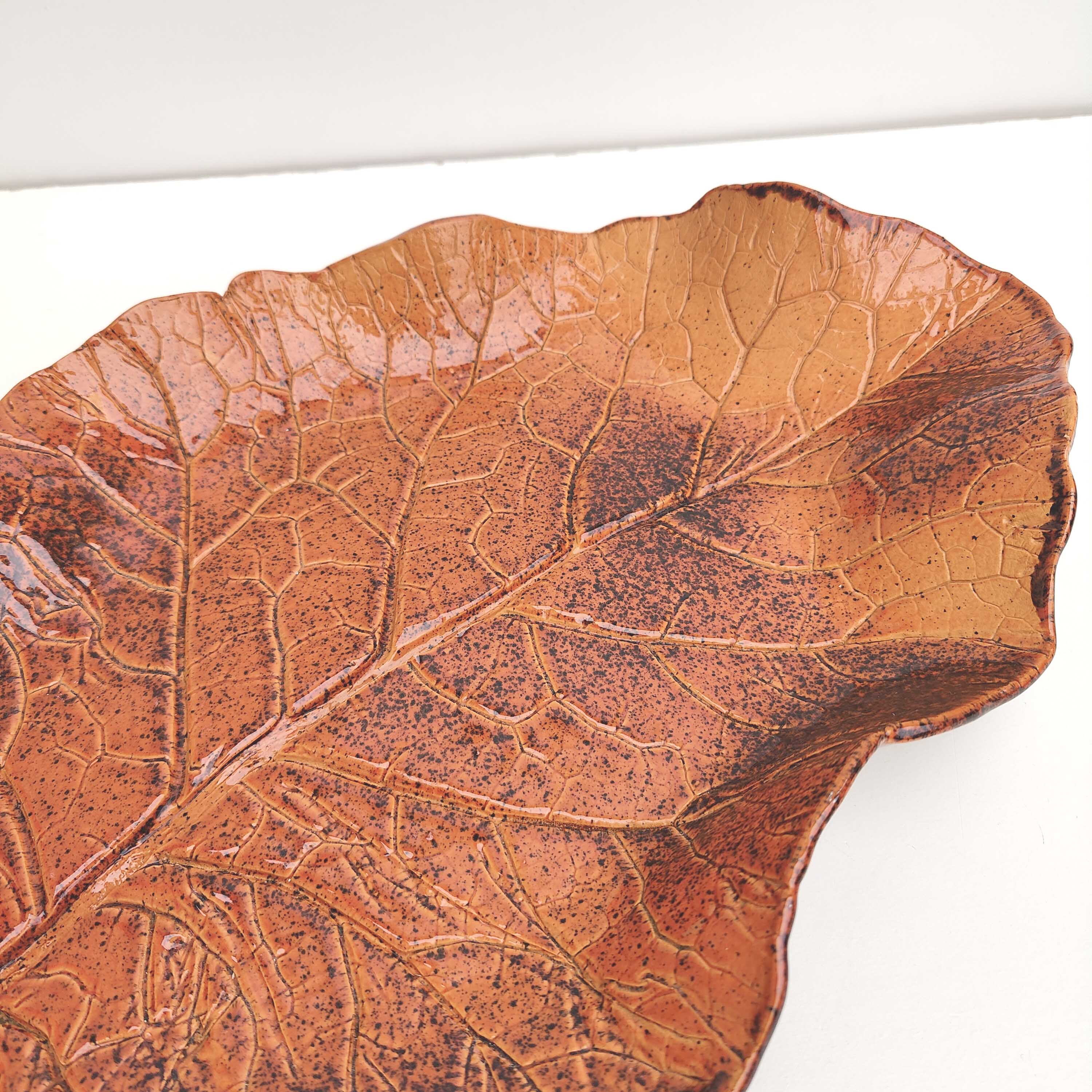 Fruit dish or cup shaped leaf terracotta