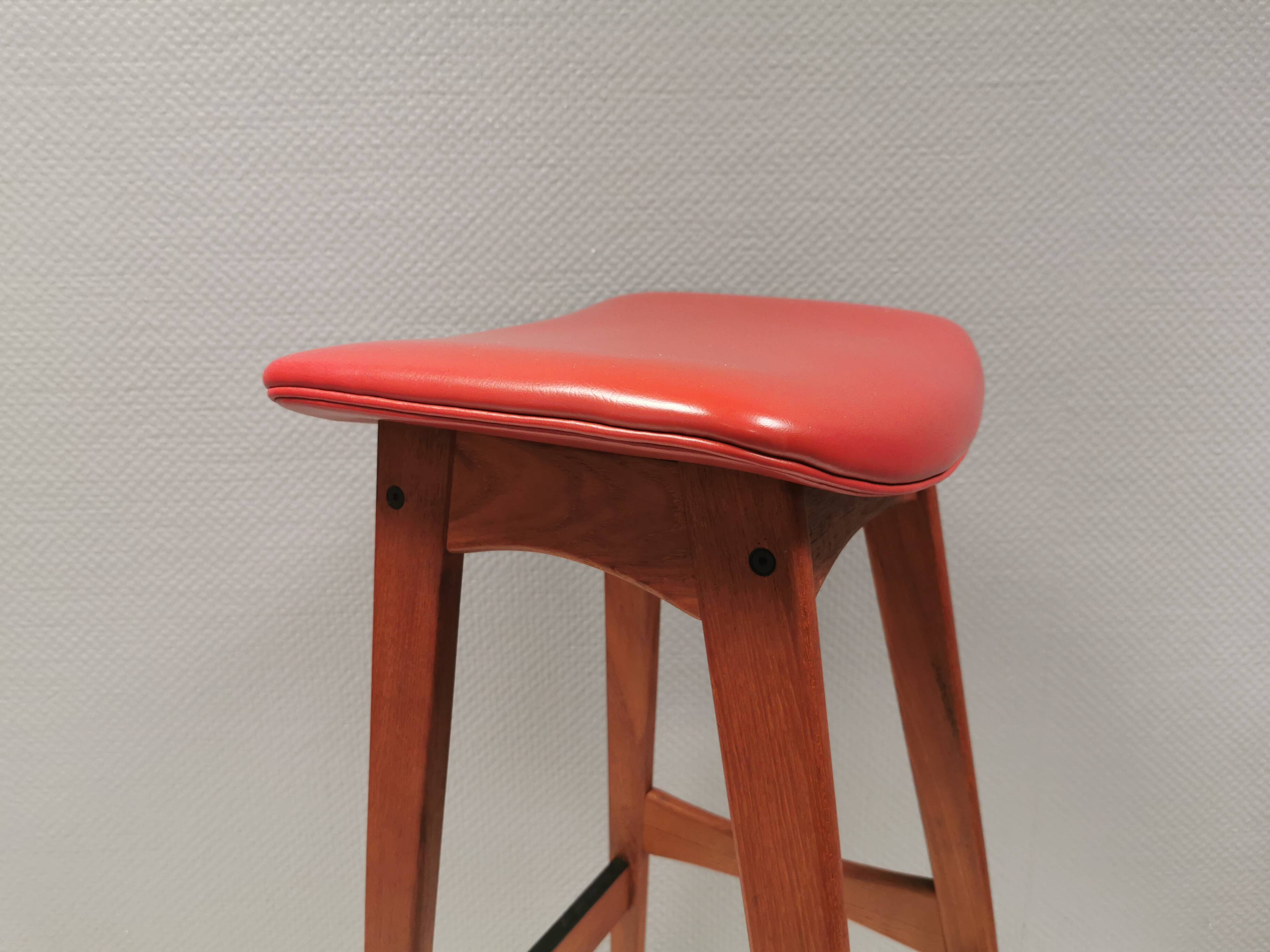 Bar stool, made of teak wood and cognac/red leather. Denmark 1960s