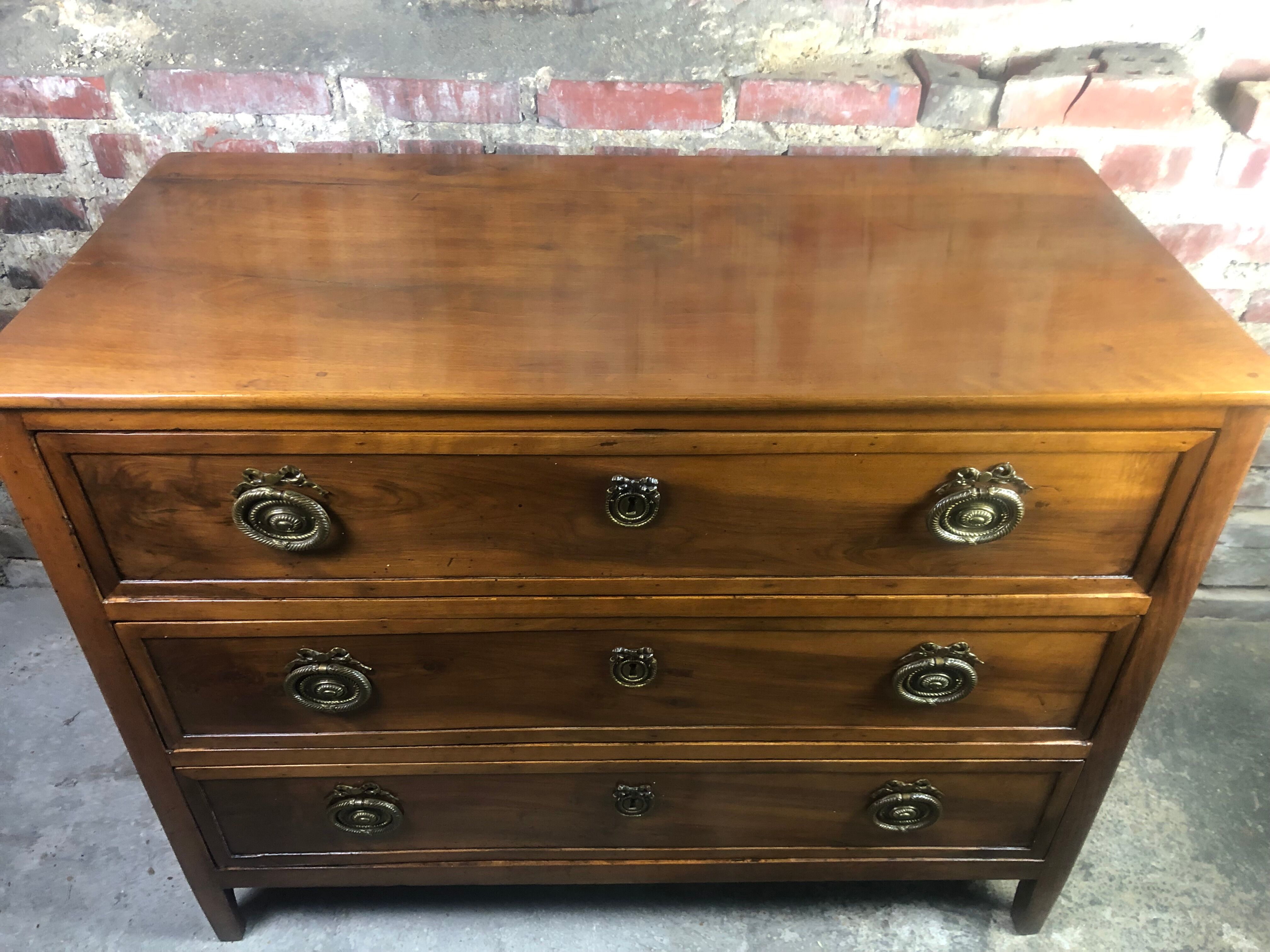 Commode époque Louis Philippe en noyer 3 tiroirs
