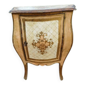Table de chevet galbée en bois doré