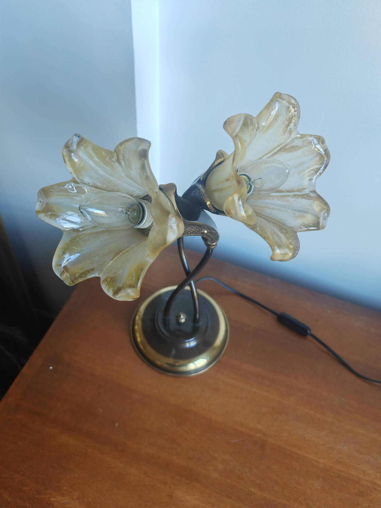 Double flower lamp Art Nouveau – Intertwined brass stems & art glass type