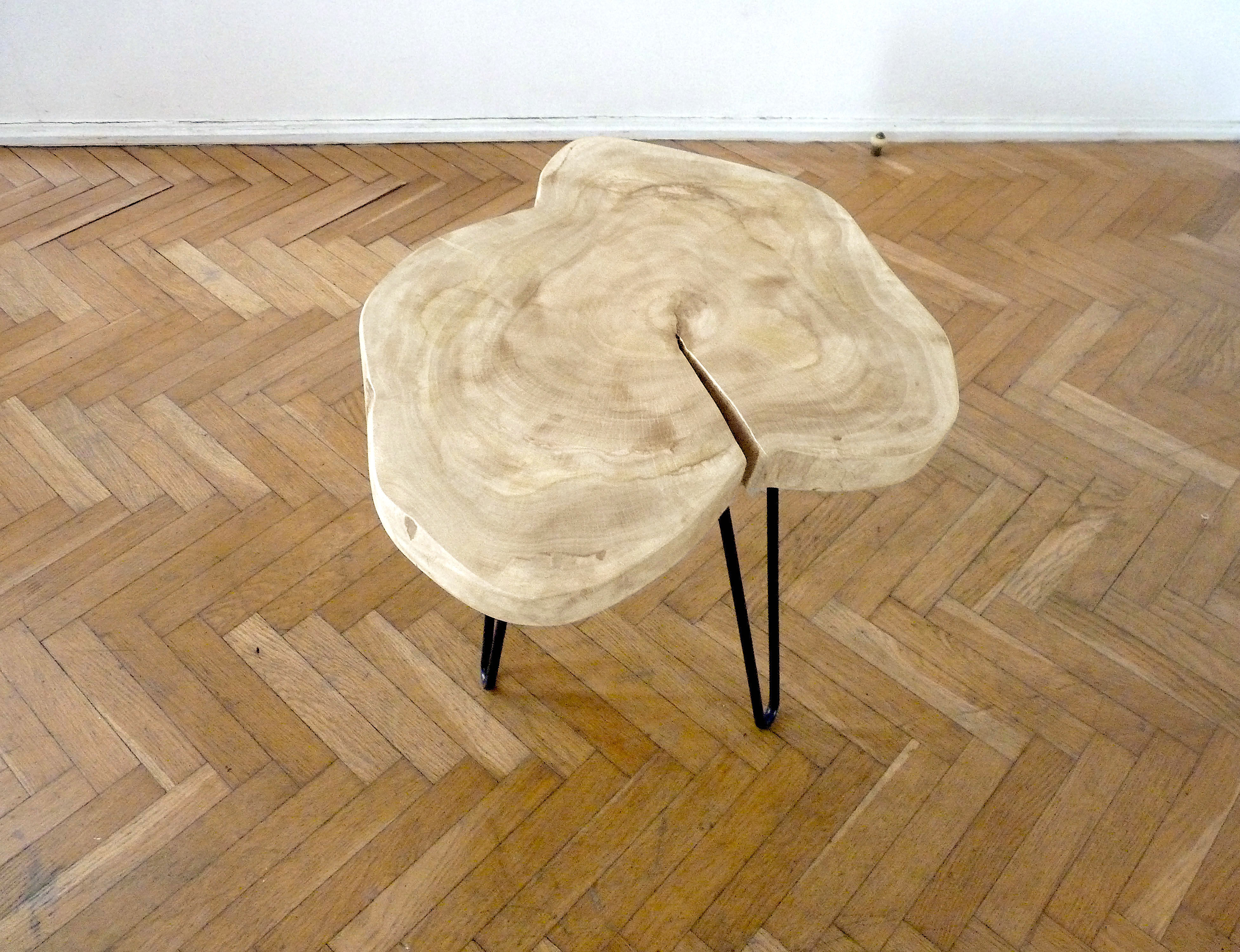 Coffee table in raw wood marbled appearance