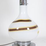 Lampe en verre blanc à décor d’une spirale marron et jaune, années 1970