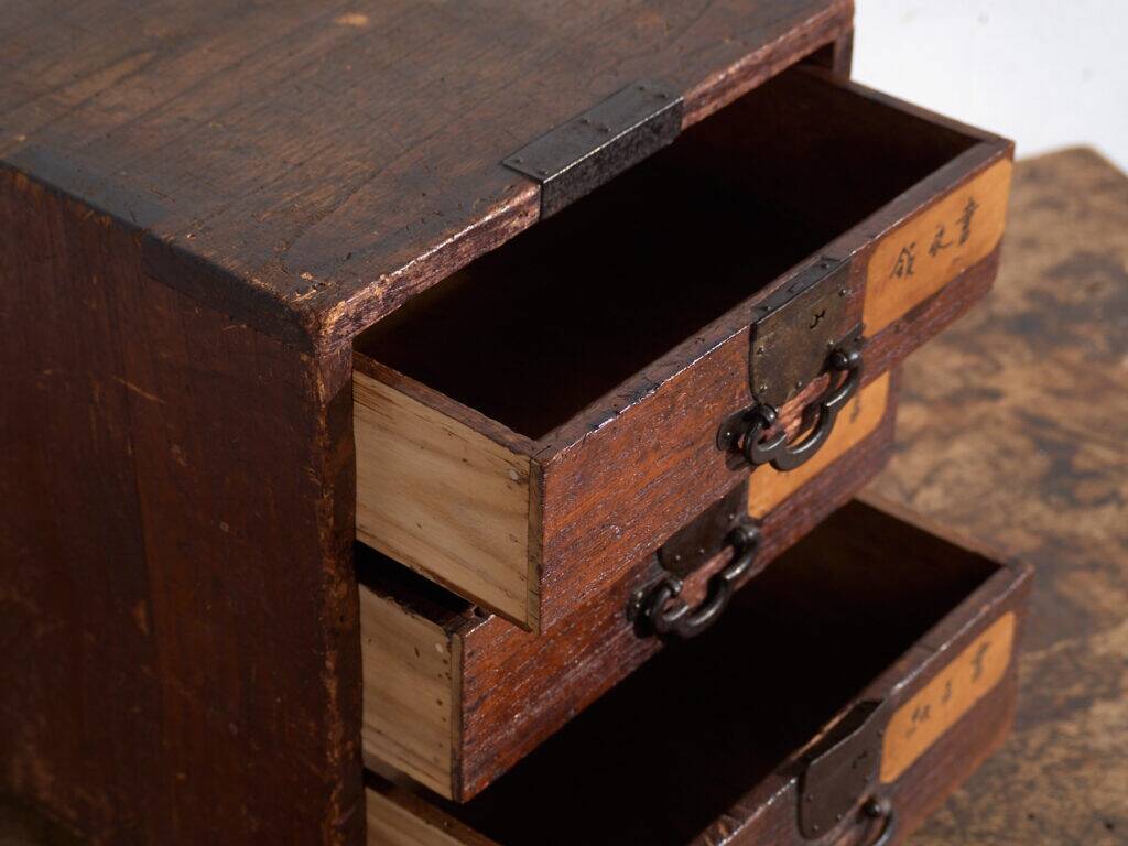 Small ko-dansu chest of drawers in paulownia with kanji labels – Japan, Meiji period