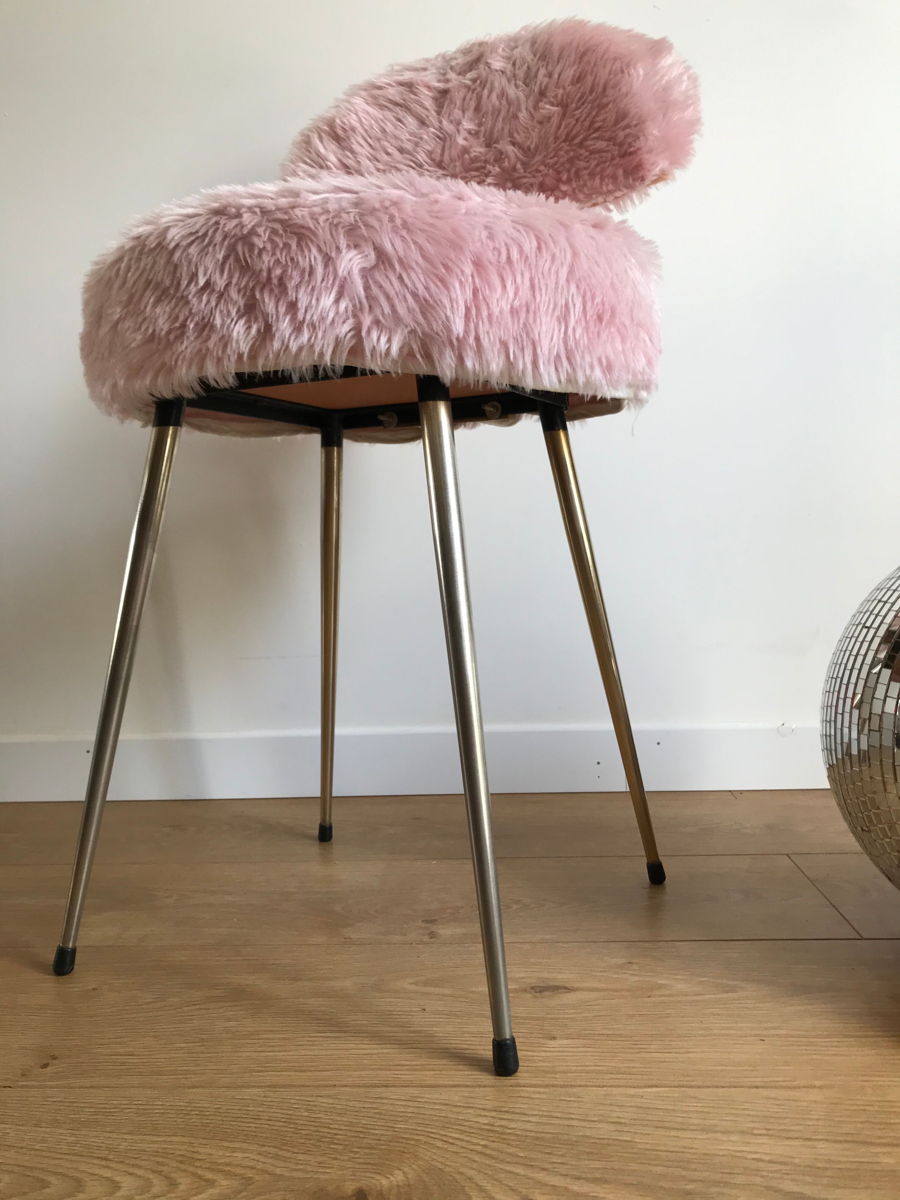 Pelfran rose moumoute chair