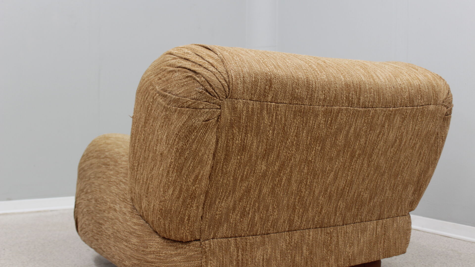Pair of armchairs by Giuseppe Rossi di Albizzate, 1970s