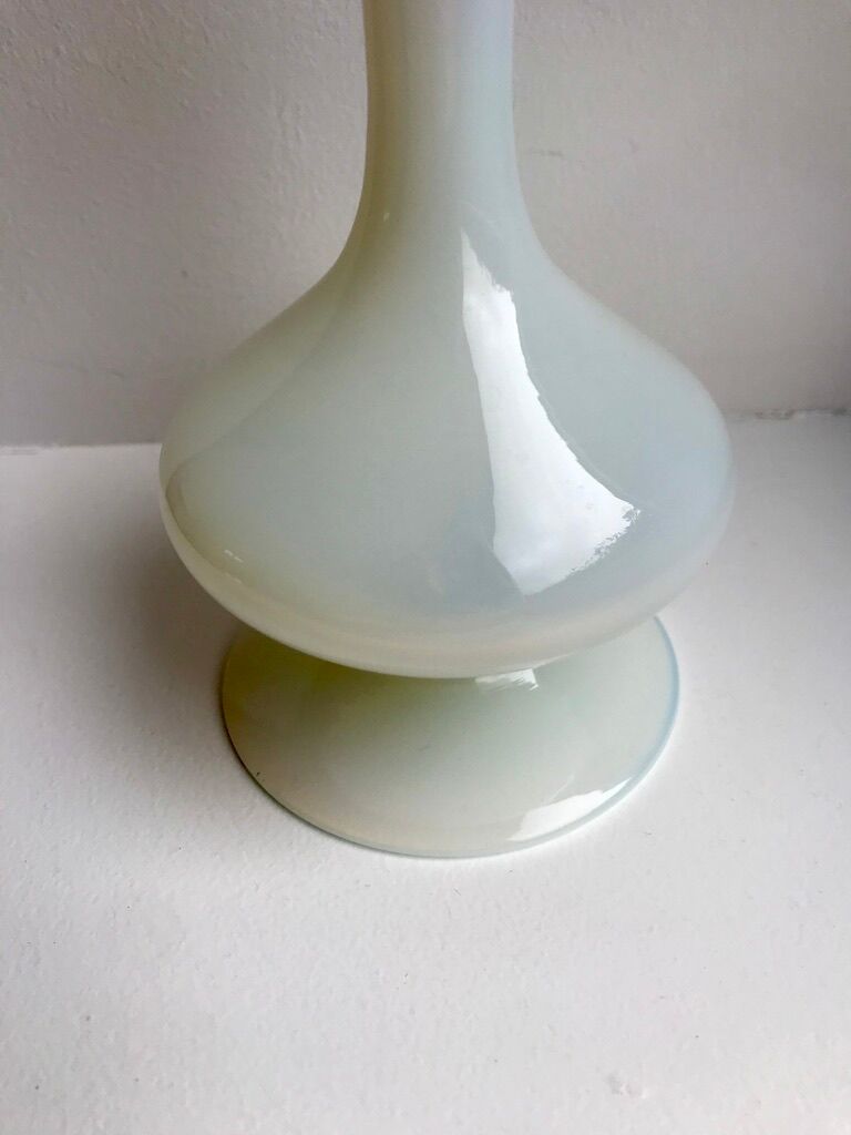Small vase in white opaline 40s