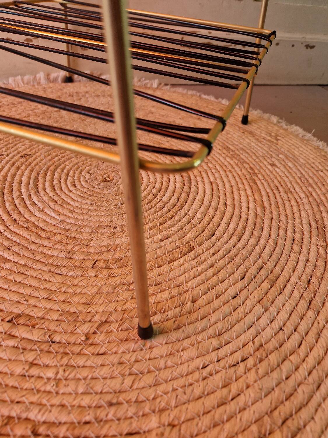 Side table in gold metal and scoubidou