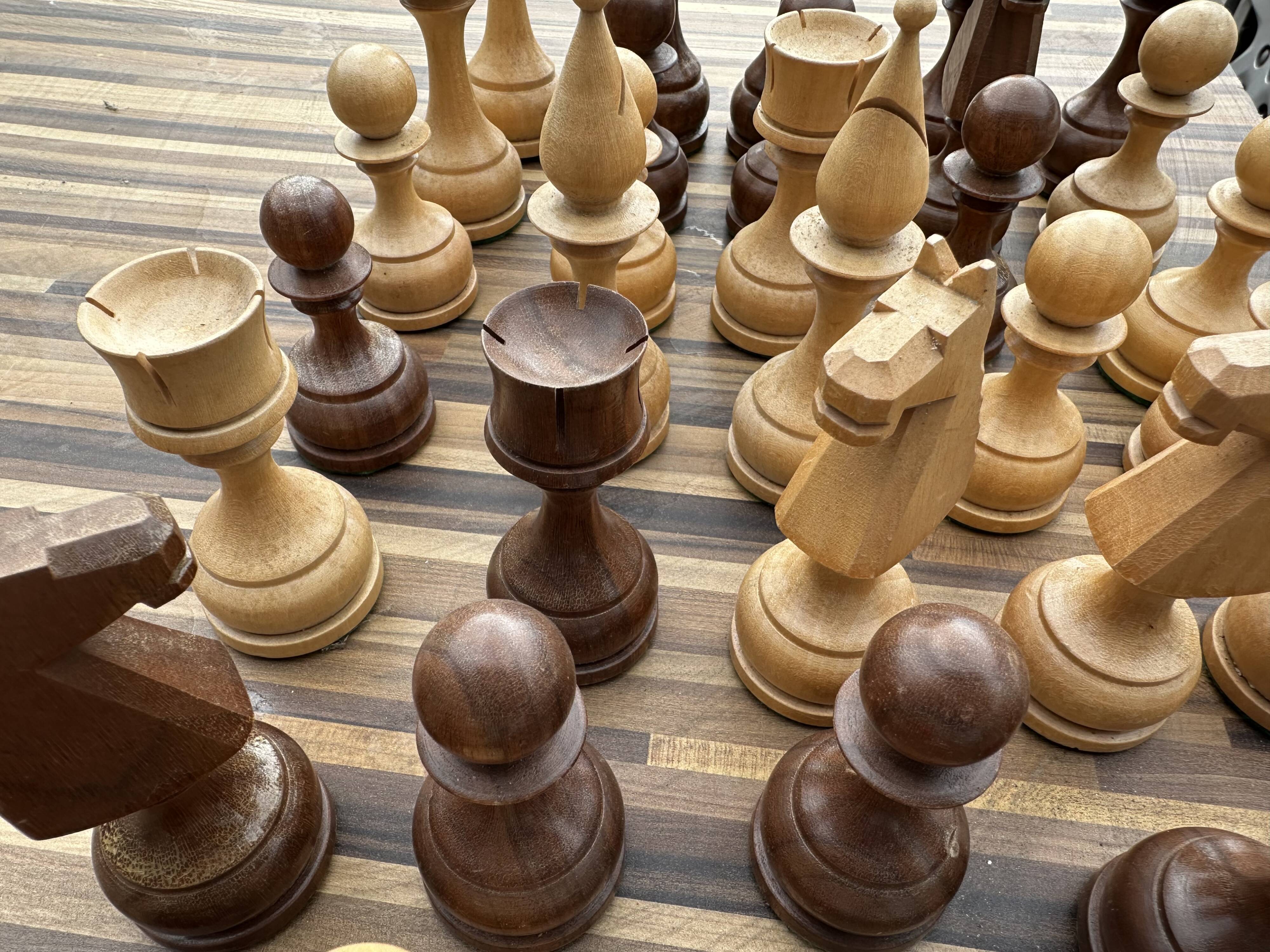 32 Staunton chess pieces in turned boxwood
