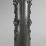 Art Nouveau vase in pewter signed Pechez, early 20th century.