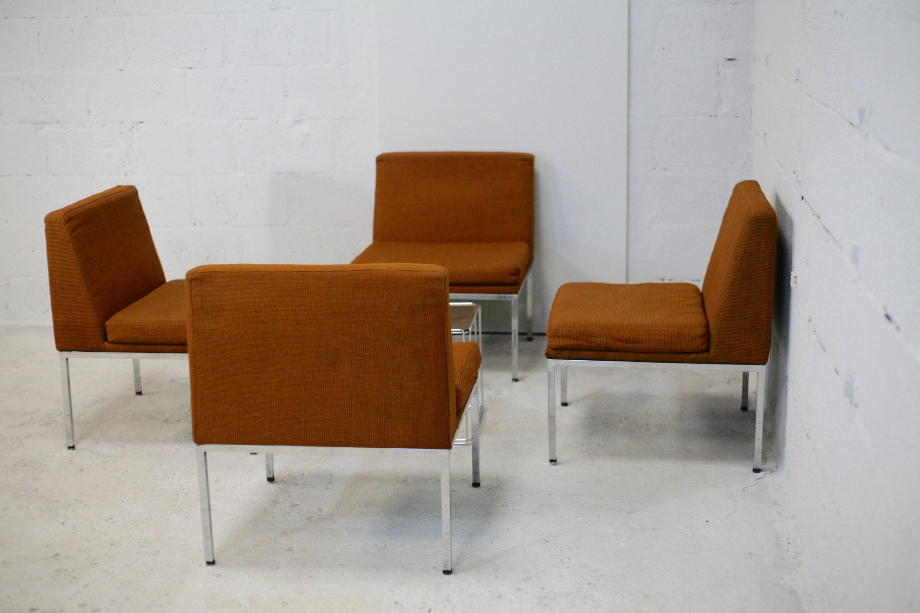 Ensemble de 10 chauffeuses de Louis Baillon, édition Planforms formant canapé modulable, circa 1950
