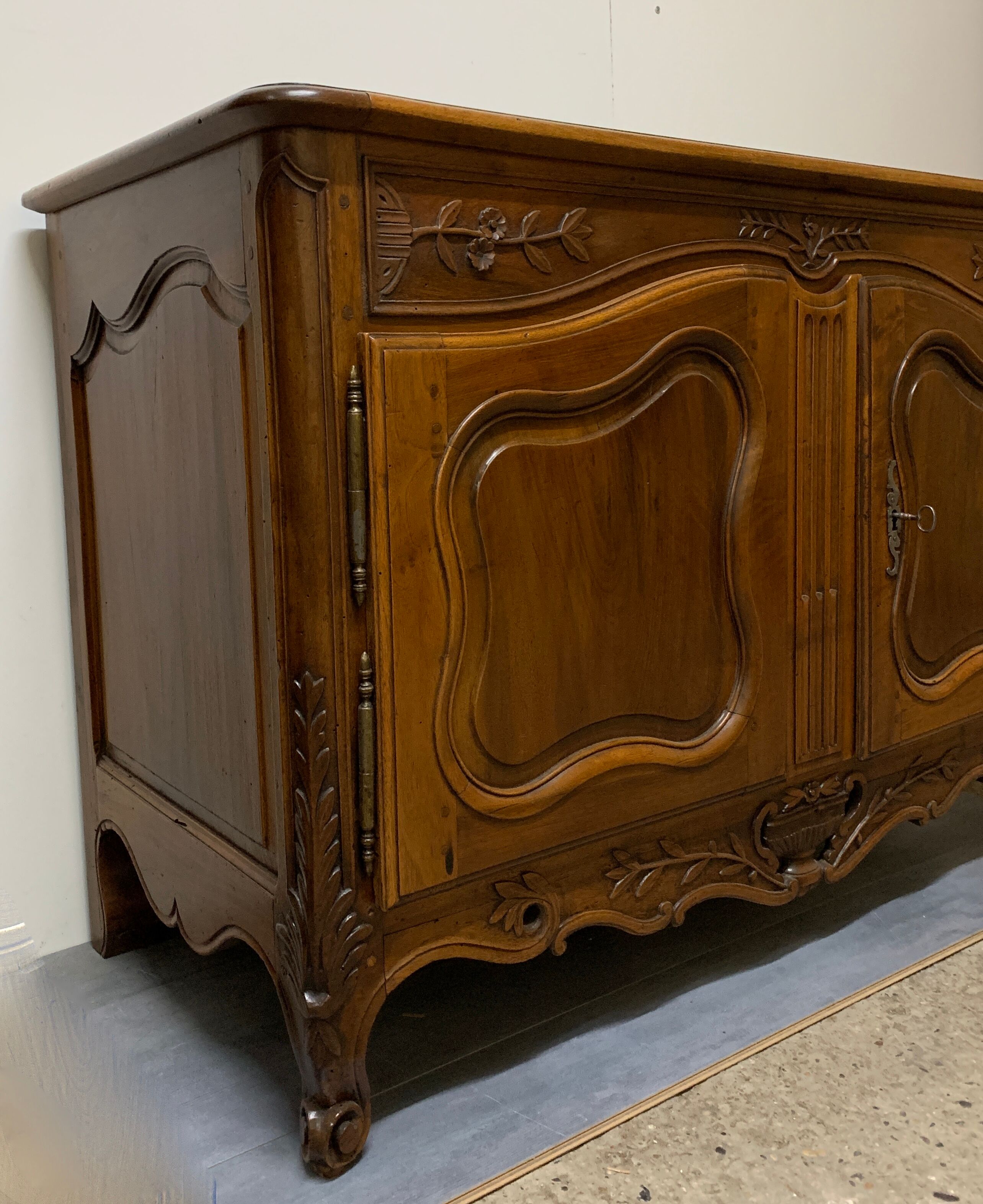 openwork Provençal credenza in walnut of the eighteenth century