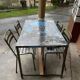 Table et chaises style industriel