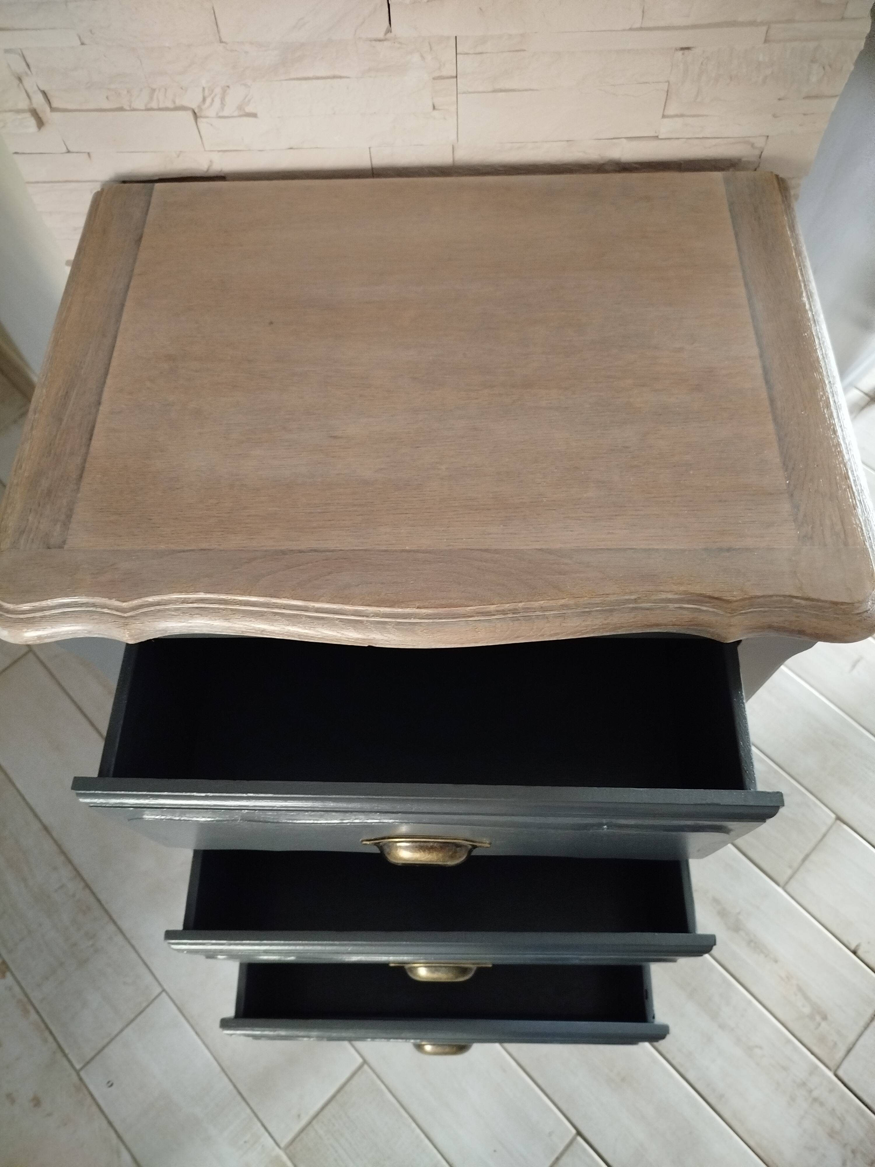 Chest of drawers