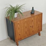 Petit buffet bas deux portes  par Frantisek Jirak chêne 1960