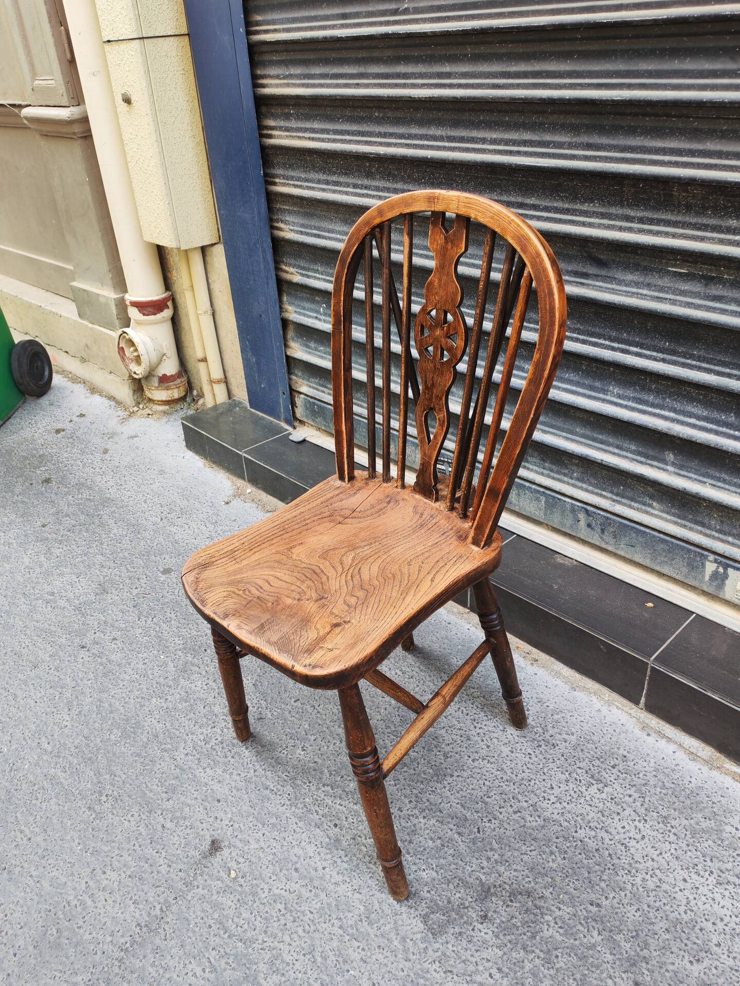 Ancienne chaise Windsor en orme massif. 