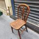 Ancienne chaise Windsor en orme massif. 