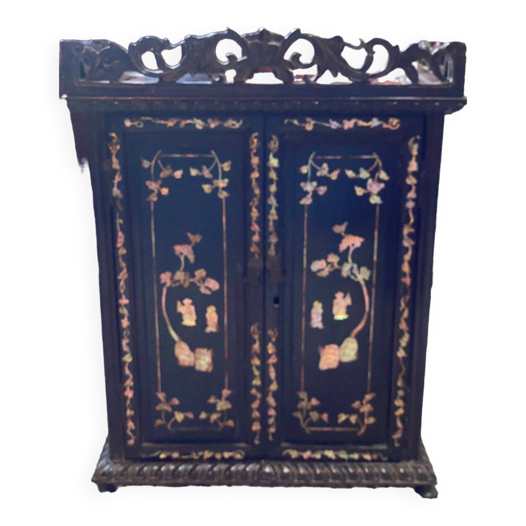 Small Asian cabinet with mother-of-pearl marquetry
