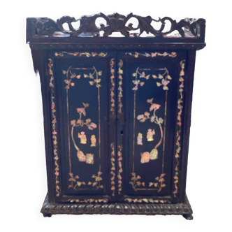 Petit cabinet asiatique avec marqueterie en nacre