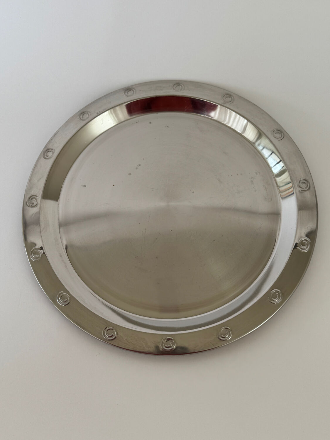 Plat de service rond en métal argenté vintage moderniste