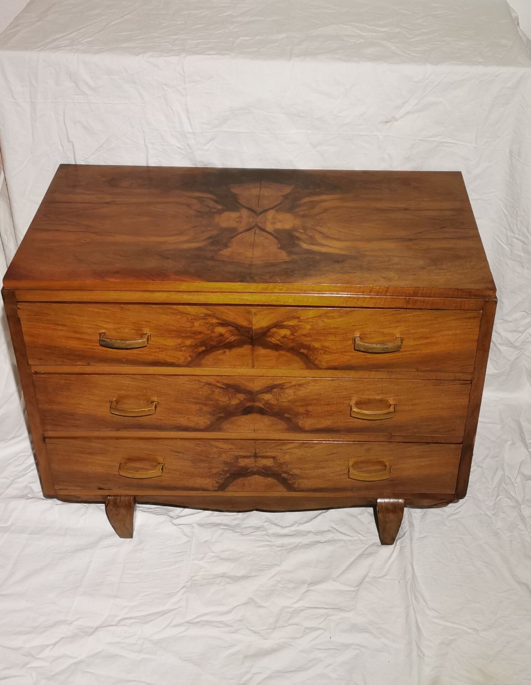 Art Deco chest of drawers in walnut magnifying glass with whiskers