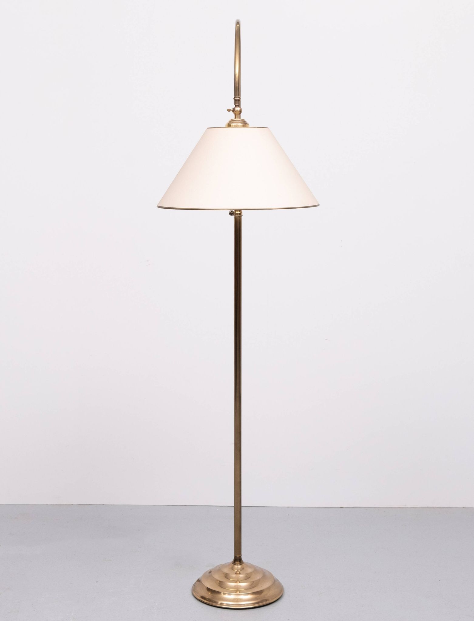 Lampadaire classique en laiton à col courbé, années 1950
