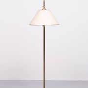 Lampadaire classique en laiton à col courbé, années 1950