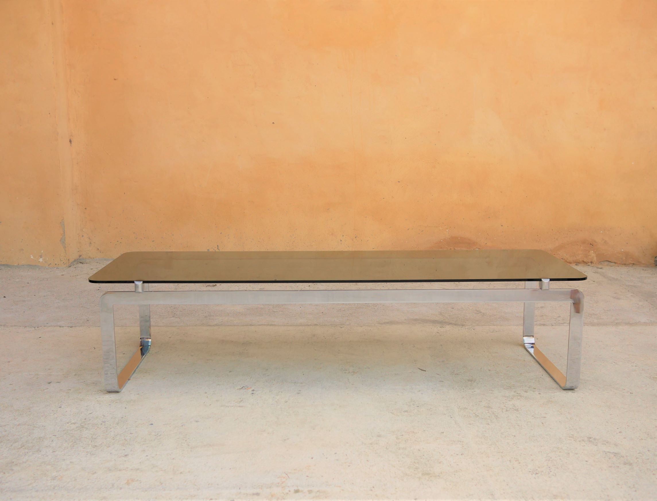 Table basse vintage en métal chromé et en verre fumé