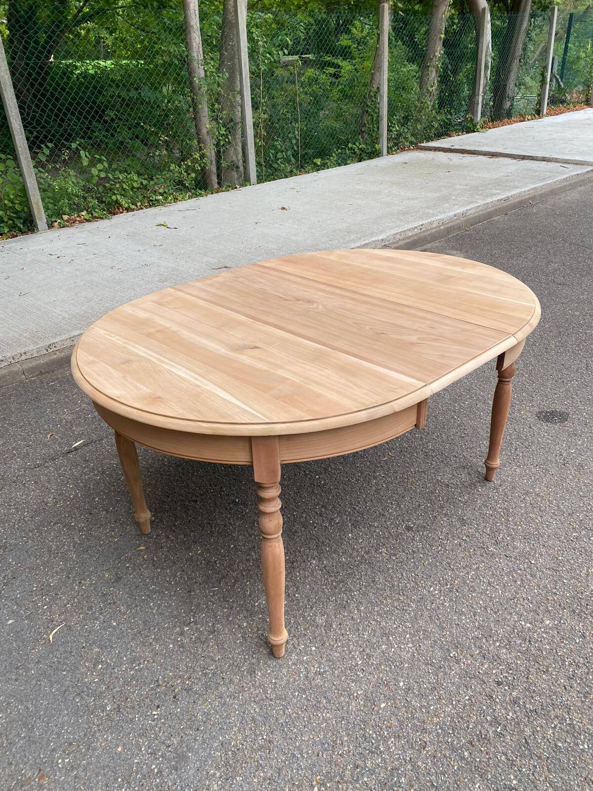 Table à manger ronde extensible Louis Philippe décapée en merisier massif 1