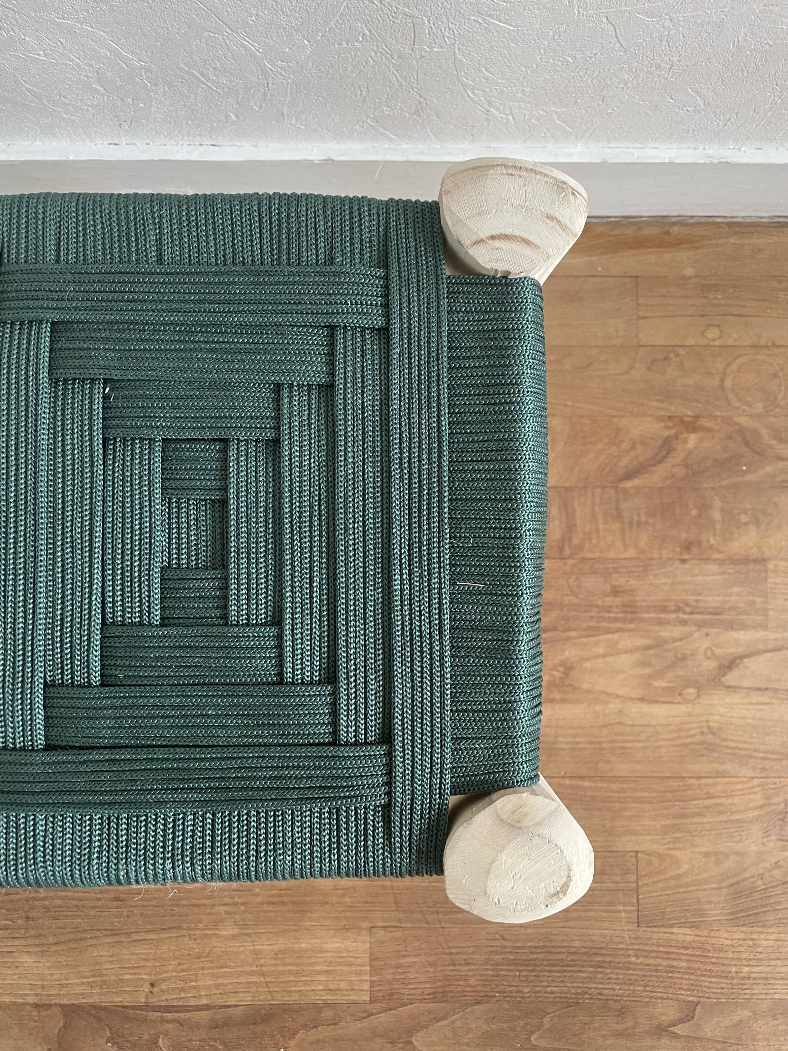 Tabouret marocain beldi en nylon vert émeraude et bois