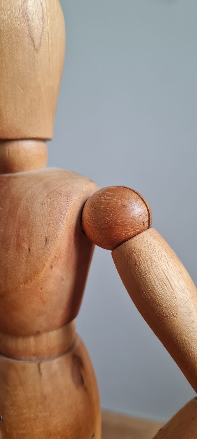 Articulated wooden mannequin