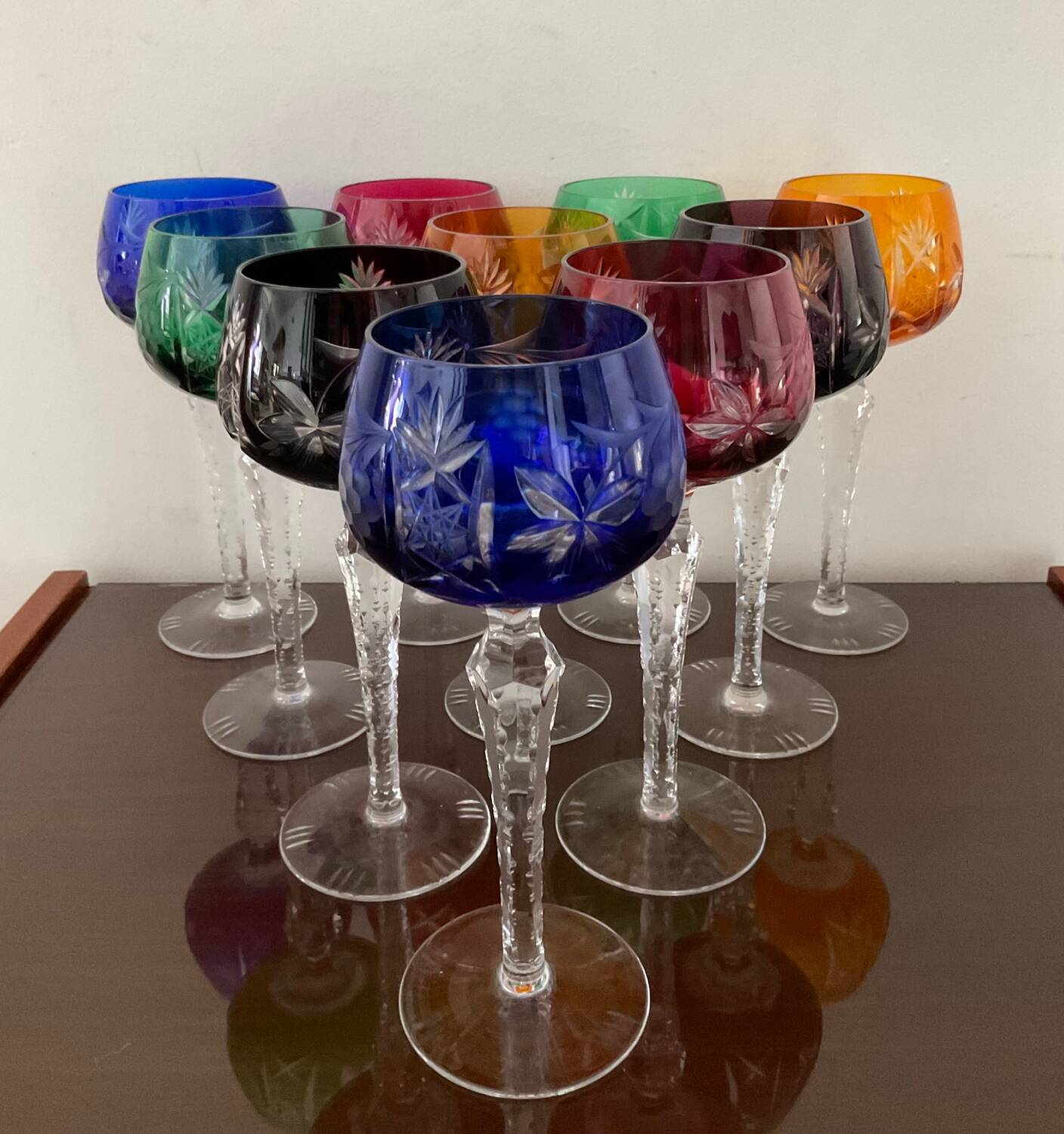 Série de 10 verres anciens multicolores en cristal ciselé