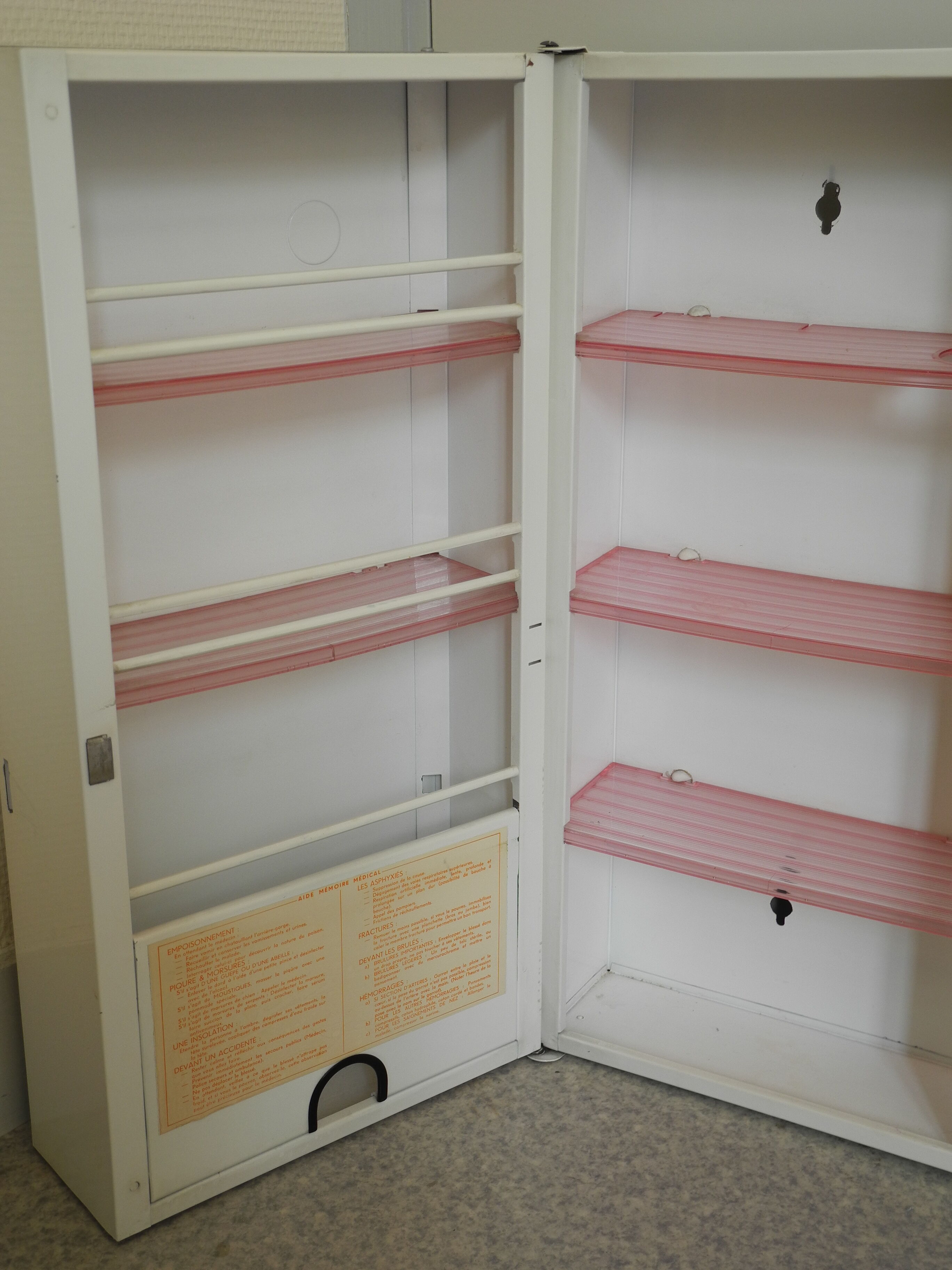Old medicine cabinet rossignol vintage deco 70s
