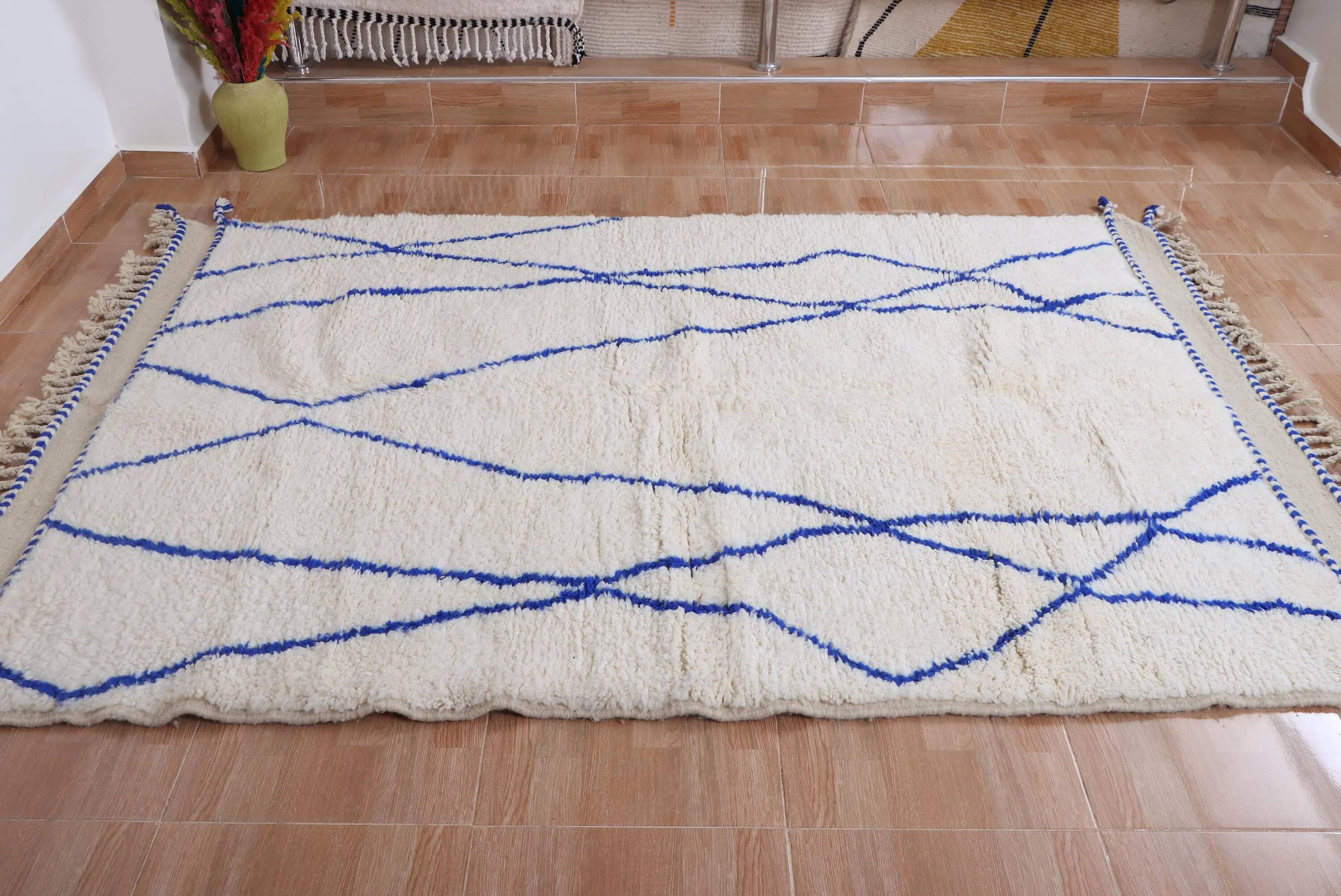 Handmade Moroccan wool rug, large size 250x150 cm, handcrafted.
