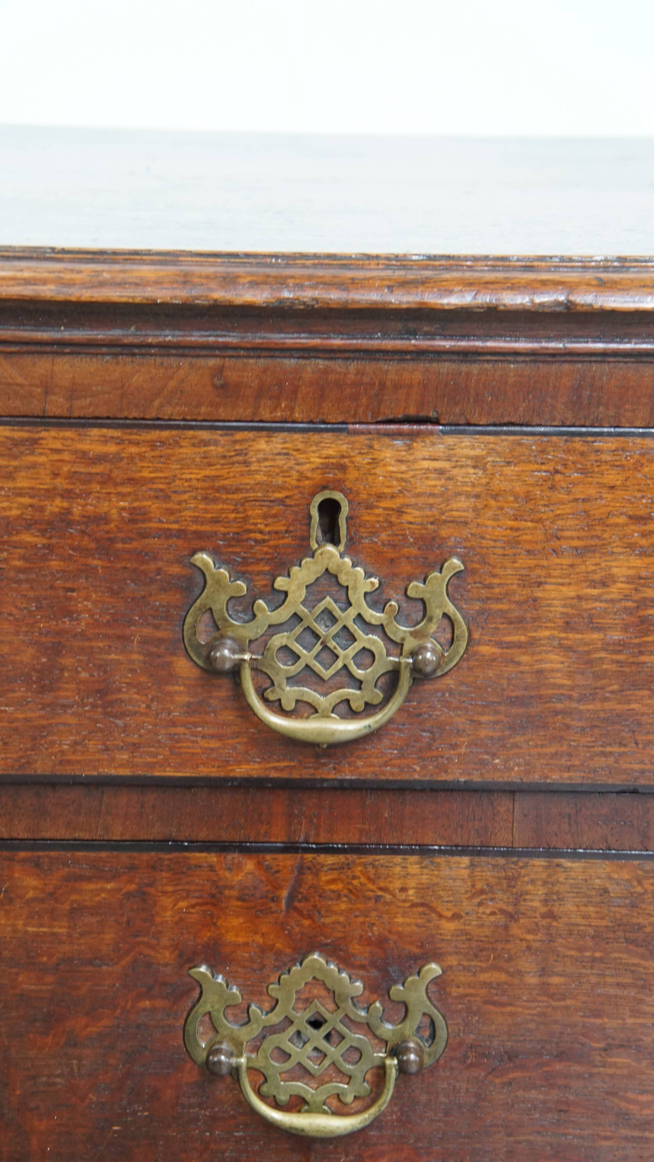 Antique English Chest of Drawers / Chest-on-Chest from the 18th Century