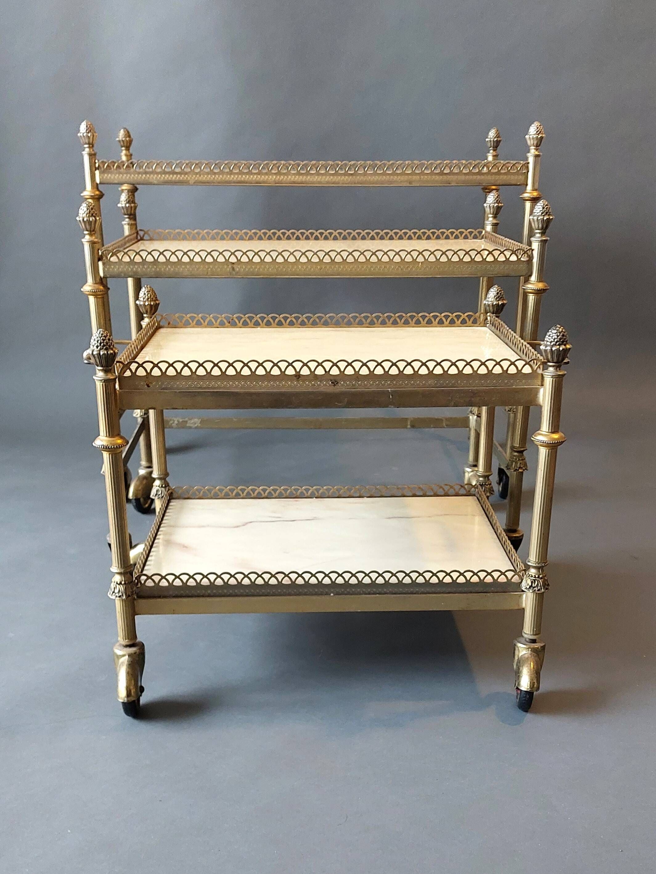 Neoclassical nesting trolleys in gilded brass and peach marble 1950/1960.