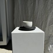 Tasse blanche en céramique indonésienne et soucoupe grise