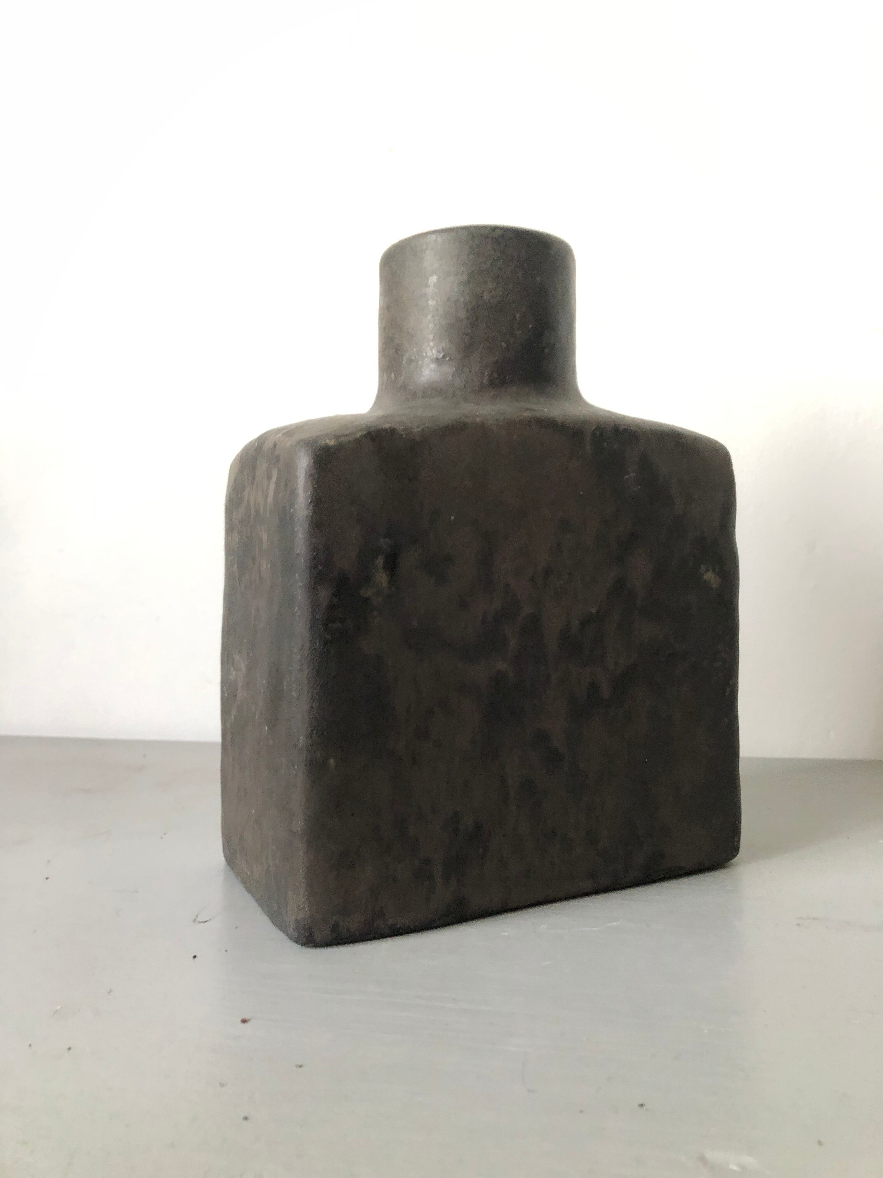 Art pottery of Mobach Holland Cubist vase in black enamelled sandstone