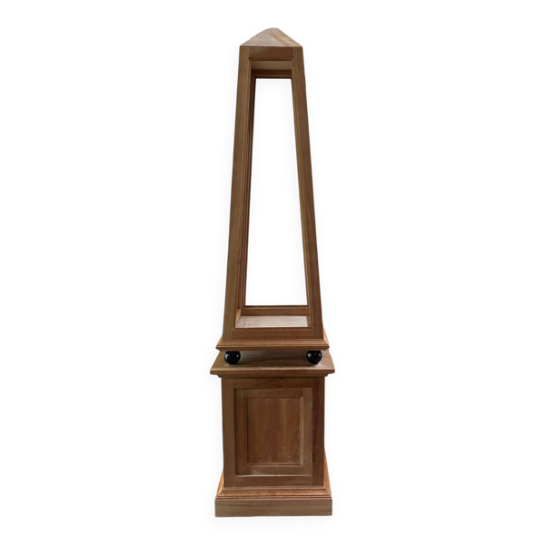 Vitrine pyramidale sur socle