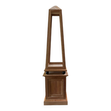 Vitrine pyramidale sur socle