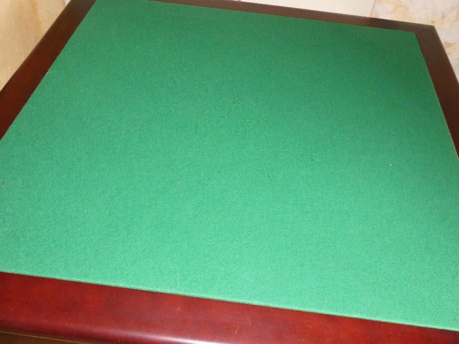 Table de jeu couleur acajou avec tapis en vert