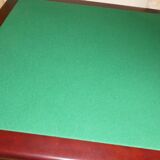Table de jeu couleur acajou avec tapis en vert