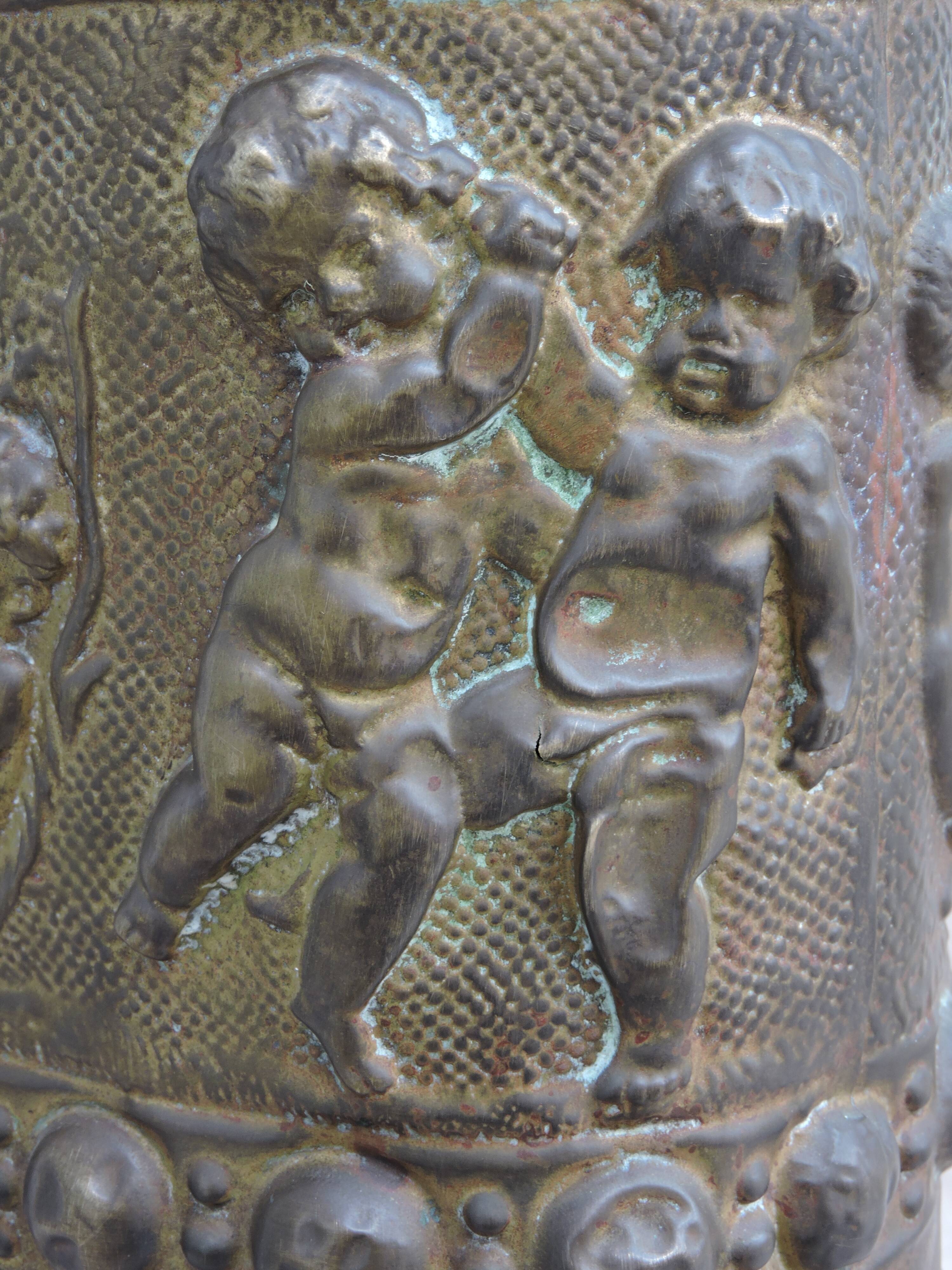 UMBRELLA HOLDER in copper with decoration in repelled CHERUBIN PUTTI ANGELOT, copperware XIX th century