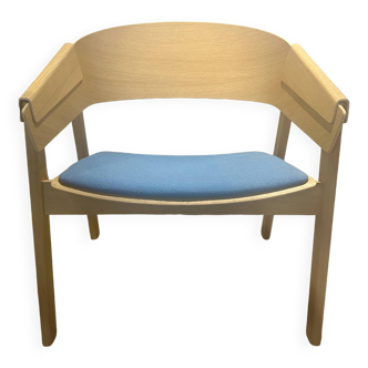 Fauteuil Muuto en chêne et tissu bleu