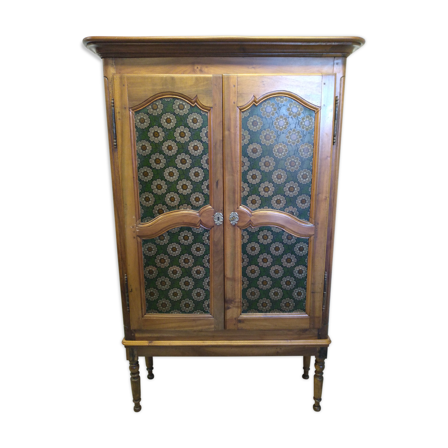 Atypical antique showcase