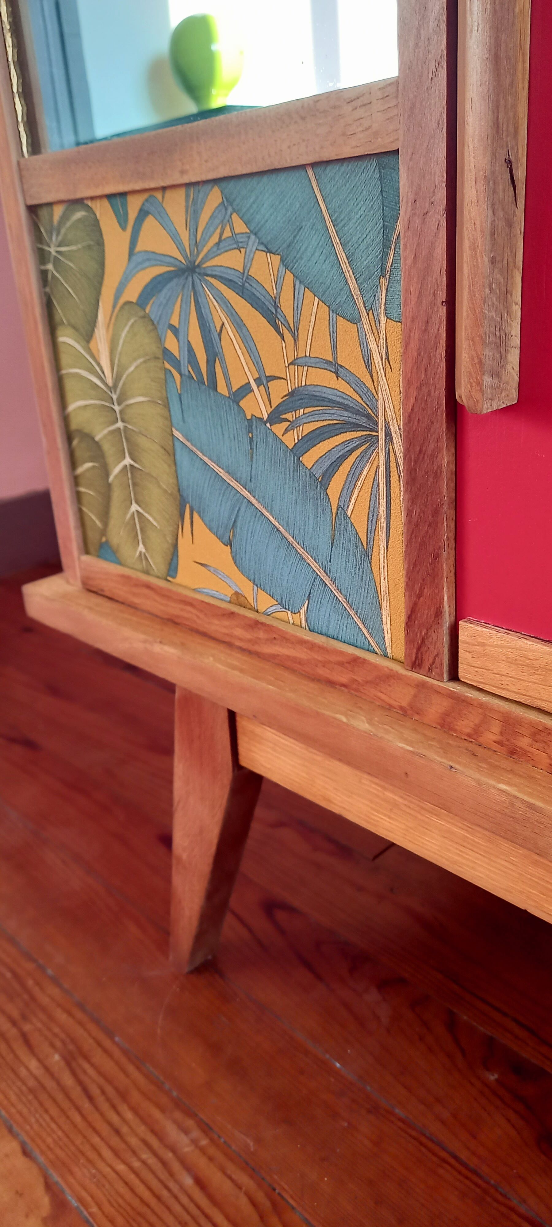 Armoire pieds compas relookée