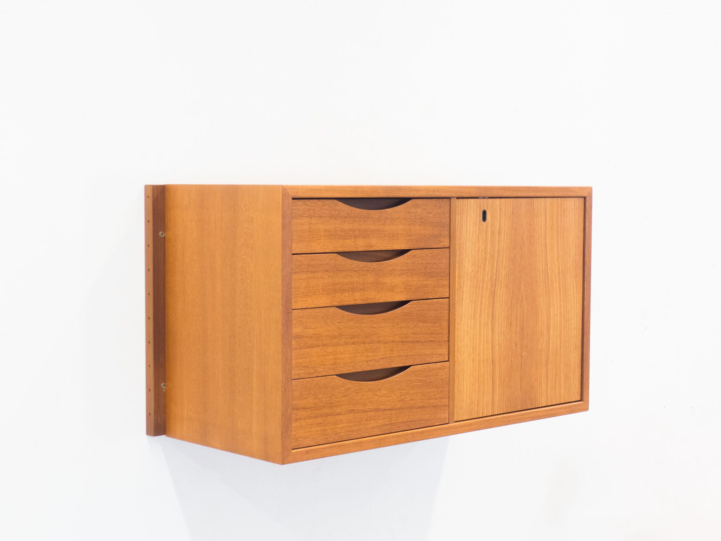 Bruksbo Tegnekontor ‘Veggen Deluxe’ wall cabinets – Torbjørn Afdal & Rolf Hesland