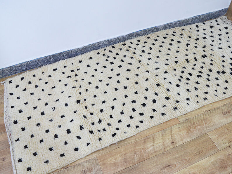 Berber carpet beni ouarain a pois 260 x 110 cm