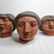 Ensemble de 3 têtes de femme décoratives en terre cuite rouge