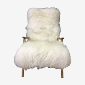 Fauteuil en peau de mouton et bois